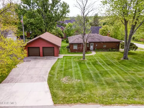 Exterior - 304 Mohawk Pl, Maumee, OH 43537 photo 9 of 17
