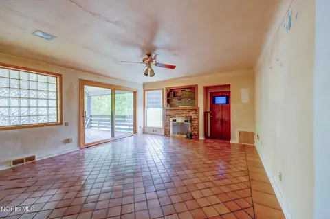 Living - 304 Mohawk Pl, Maumee, OH 43537 photo 1 of 3