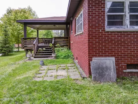 Exterior - 304 Mohawk Pl, Maumee, OH 43537 photo 7 of 17
