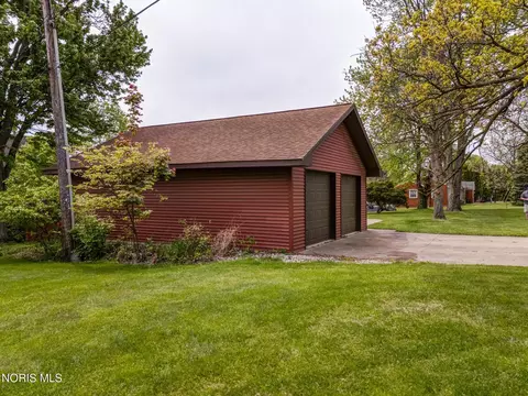 Exterior - 304 Mohawk Pl, Maumee, OH 43537 photo 5 of 17