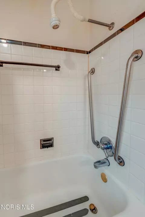 Bath - 304 Mohawk Pl, Maumee, OH 43537 photo 2 of 2