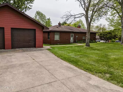 Exterior - 304 Mohawk Pl, Maumee, OH 43537 photo 11 of 17