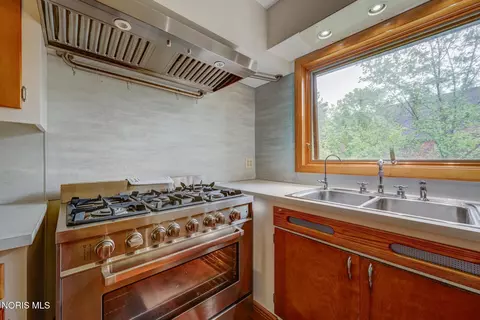 Kitchen - 304 Mohawk Pl, Maumee, OH 43537 photo 3 of 3