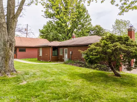 Exterior - 304 Mohawk Pl, Maumee, OH 43537 photo 3 of 17