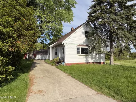 1312 Towers Rd, Oregon, OH 43616