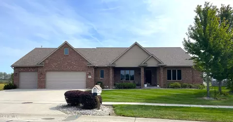 156 Pineview Dr, Oregon, OH 43616