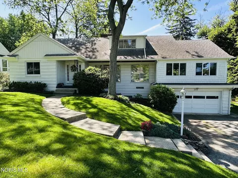 2139 Emkay Dr, Ottawa Hills, OH 43606