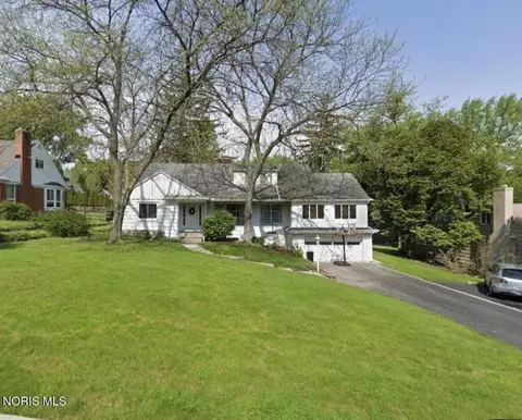 2139 Emkay Dr, Ottawa Hills, OH 43606