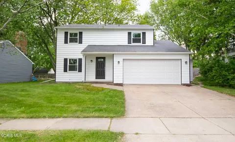 1236 Eastland Dr, Oregon, OH 43616