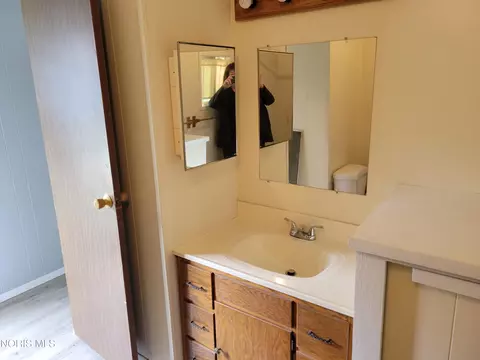 Bath - 302 S Johnson St, Ada, OH 45810 photo 3 of 3