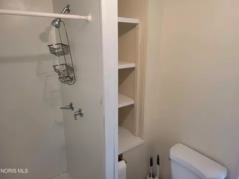Bath - 302 S Johnson St, Ada, OH 45810 photo 2 of 3