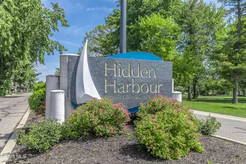541 E Shoreline Dr, Holland, OH 43528