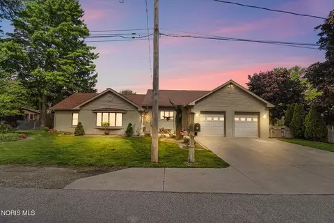 1925 Seaford Dr, Oregon, OH 43616