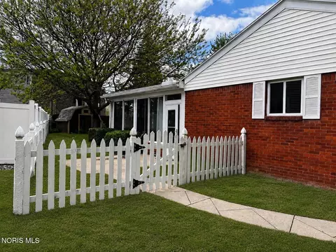 106 Rossway Ave, Rossford, OH 43460