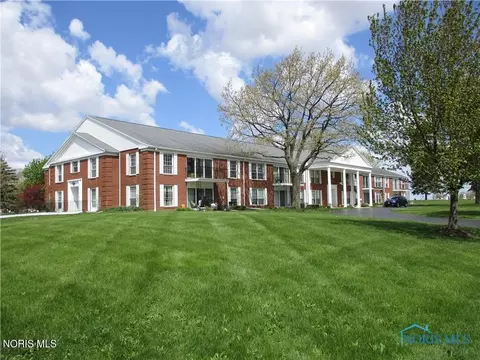 425 W Ridge Dr #6, Fostoria, OH 44830