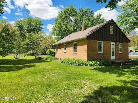 2048 S Berkey Southern Rd, Swanton, OH 43558