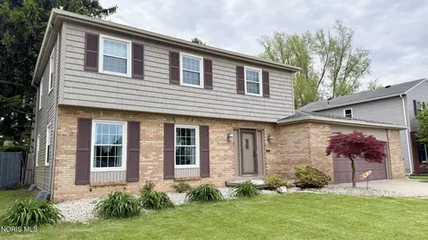 1215 Eastland Dr, Oregon, OH 43616