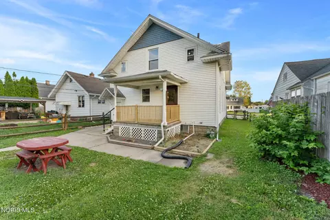 Exterior - 211 E Perry St, Walbridge, OH 43465 photo 8 of 10