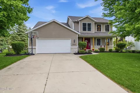 7820 Harvest Gold Dr, Holland, OH 43528