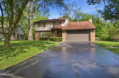 816 Oak Knoll Dr, Perrysburg, OH 43551