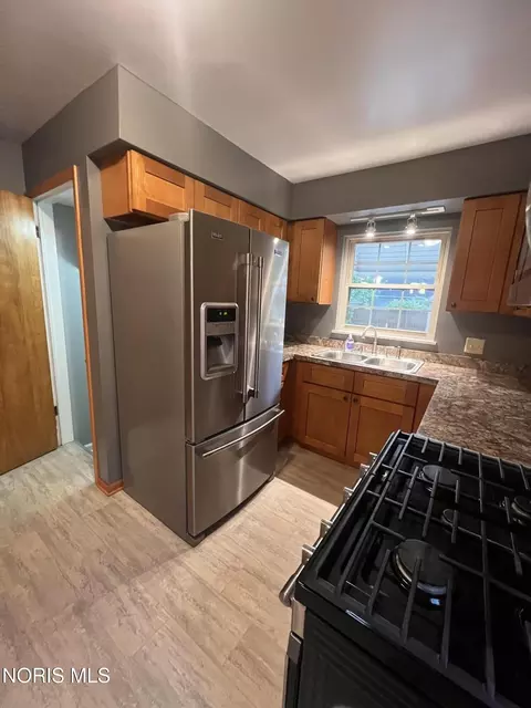 Kitchen - 2539 Castleton Ave, Toledo, OH 43613 photo 2 of 4