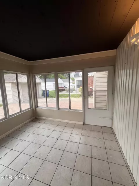 Exterior - 2539 Castleton Ave, Toledo, OH 43613 photo 5 of 6