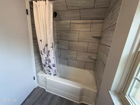 Bath - 2539 Castleton Ave, Toledo, OH 43613 photo 3 of 5