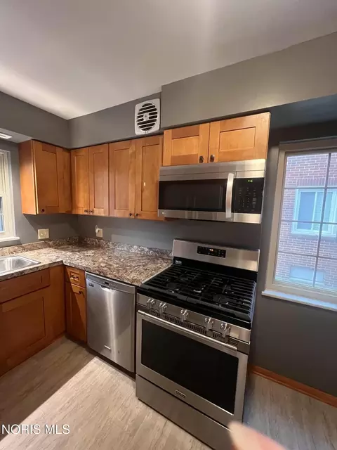 Kitchen - 2539 Castleton Ave, Toledo, OH 43613 photo 1 of 4