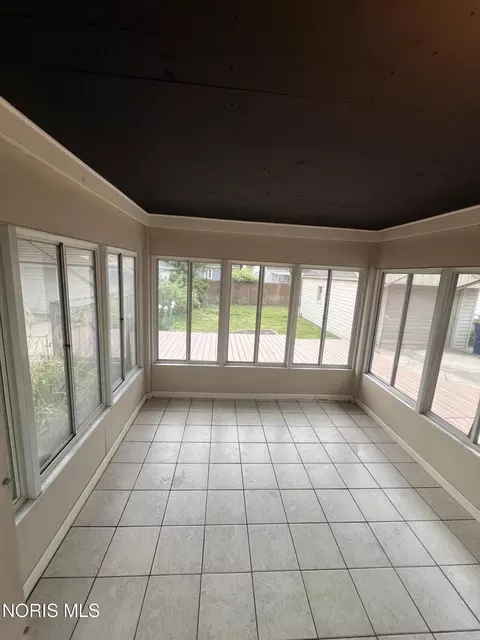 Exterior - 2539 Castleton Ave, Toledo, OH 43613 photo 6 of 6
