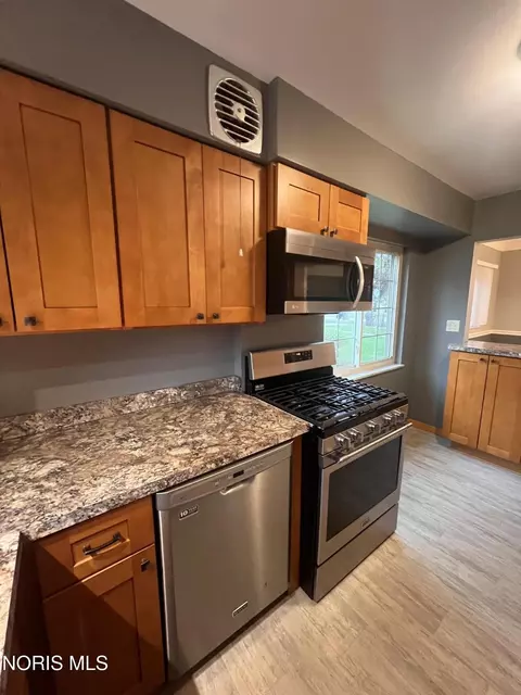 Kitchen - 2539 Castleton Ave, Toledo, OH 43613 photo 3 of 4