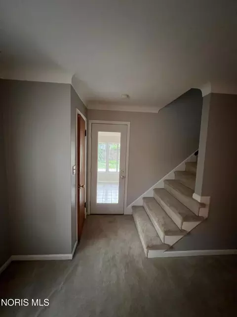 Entry Way - 2539 Castleton Ave, Toledo, OH 43613 photo 1 of 3