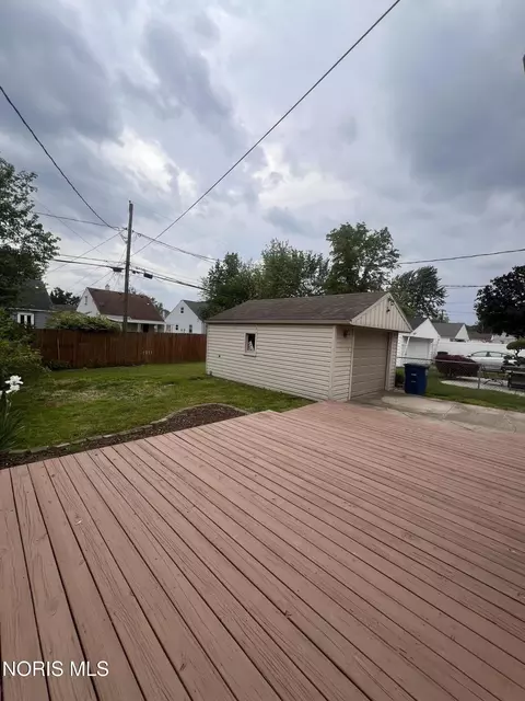 Exterior - 2539 Castleton Ave, Toledo, OH 43613 photo 4 of 6