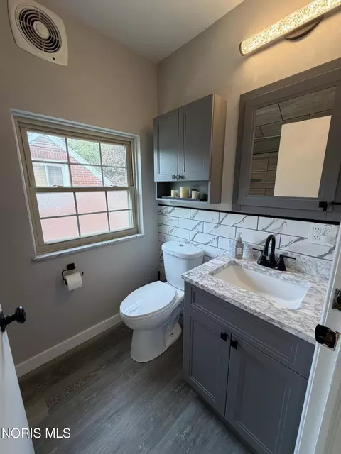 Bath - 2539 Castleton Ave, Toledo, OH 43613 photo 1 of 5