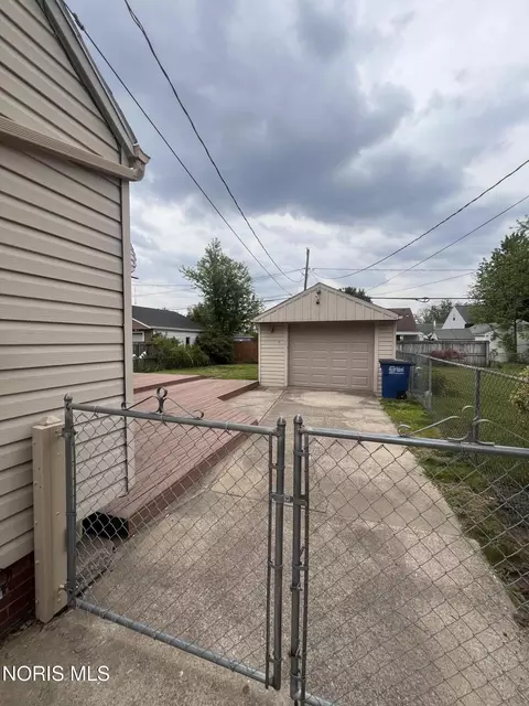 Exterior - 2539 Castleton Ave, Toledo, OH 43613 photo 3 of 6