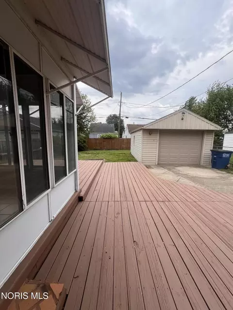 Exterior - 2539 Castleton Ave, Toledo, OH 43613 photo 2 of 6
