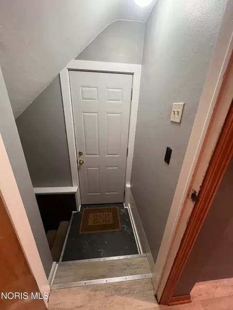 Entry Way - 2539 Castleton Ave, Toledo, OH 43613 photo 2 of 3