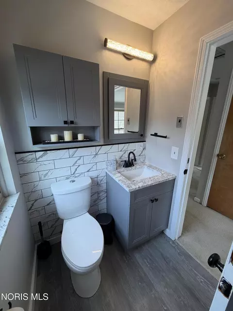 Bath - 2539 Castleton Ave, Toledo, OH 43613 photo 2 of 5
