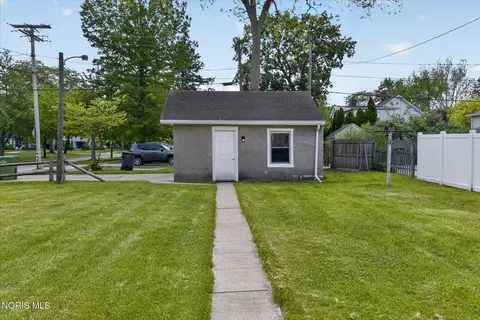 326 E Dudley St, Maumee, OH 43537 photo 3
