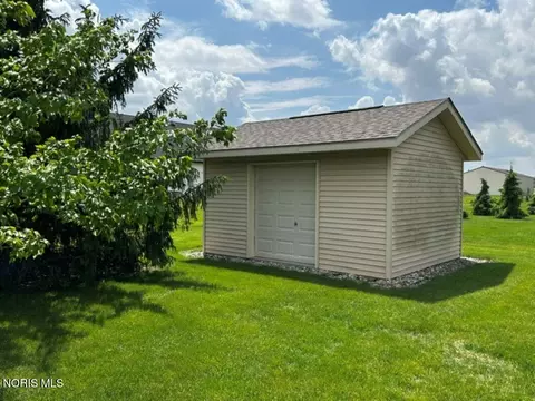 Exterior - 911 Cardinal Dr, Bryan, OH 43506 photo 10 of 10
