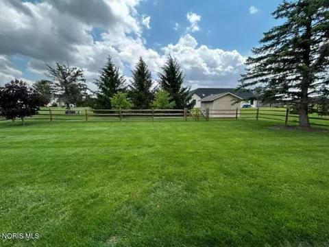Exterior - 911 Cardinal Dr, Bryan, OH 43506 photo 5 of 10