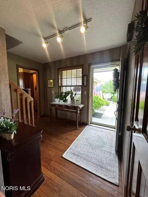 Entry Way - 911 Cardinal Dr, Bryan, OH 43506 photo 1 of 4
