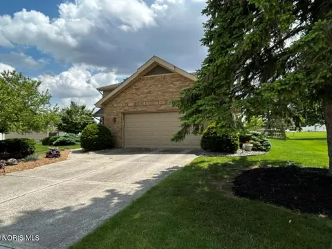 Exterior - 911 Cardinal Dr, Bryan, OH 43506 photo 3 of 10