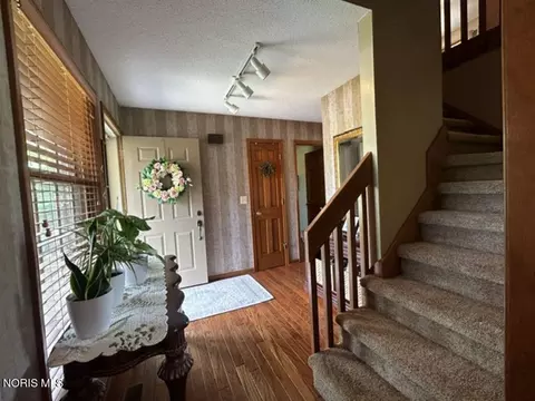 Entry Way - 911 Cardinal Dr, Bryan, OH 43506 photo 2 of 4