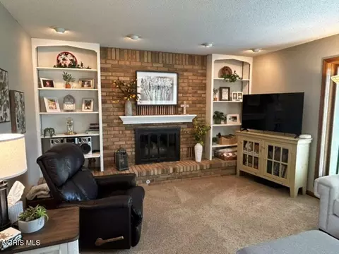Living - 911 Cardinal Dr, Bryan, OH 43506 photo 2 of 2