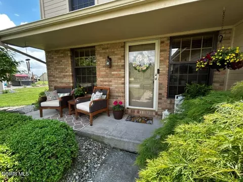 Exterior - 911 Cardinal Dr, Bryan, OH 43506 photo 2 of 10