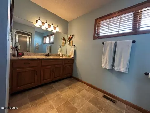 Bath - 911 Cardinal Dr, Bryan, OH 43506 photo 1 of 5
