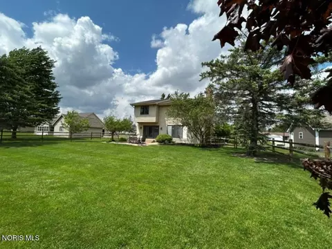 Exterior - 911 Cardinal Dr, Bryan, OH 43506 photo 4 of 10