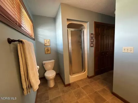 Bath - 911 Cardinal Dr, Bryan, OH 43506 photo 2 of 5