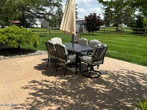 Exterior - 911 Cardinal Dr, Bryan, OH 43506 photo 8 of 10