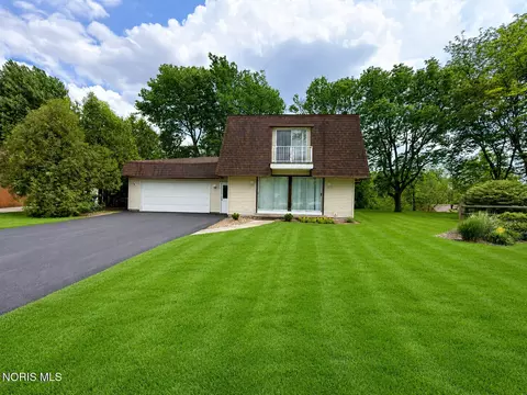 443 Overlook Dr, Waterville, OH 43566